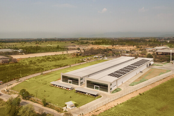 Solarpaneele auf unserem Fabrikdach in Thailand