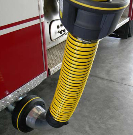 Zuigmond van Magnetic Grabber voor afzuiging van uitlaatgassen die is aangesloten op brandweerwagen