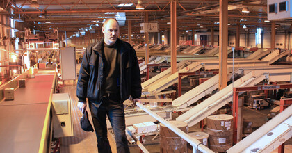 tollpost_globe-insidelogistics-centre-with-posing-man