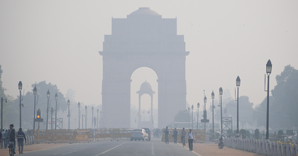 india_gate_delhi_covered_in_smog.png