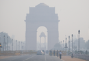 india_gate_delhi_covered_in_smog.png