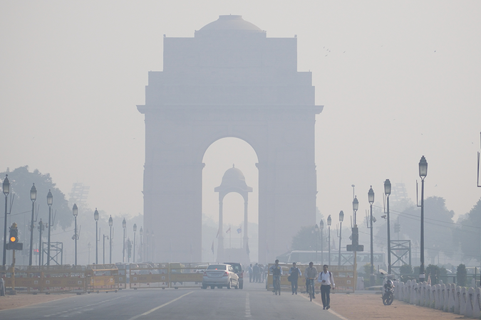india_gate_delhi_covered_in_smog.png