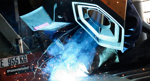 gp_groot_teaser-welder-with-welding-fume-extyraction