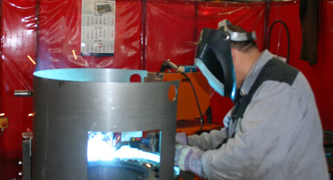 rno-kesselfabrik-welder-with-extraction-arm