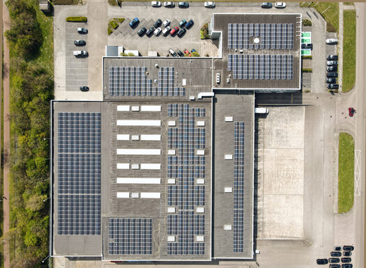 Solarpaneele auf unserem Bürodach in Alkmaar