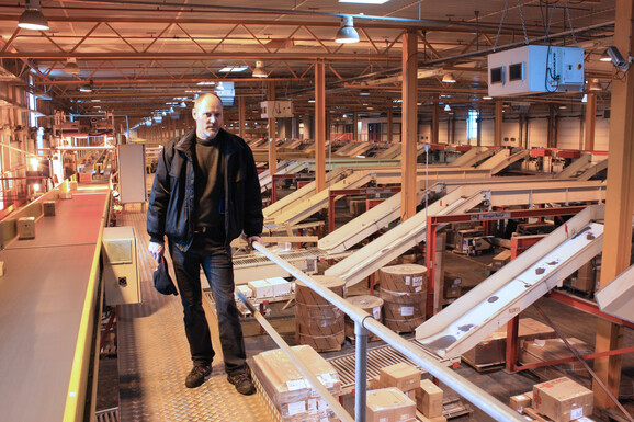 tollpost_globe man in logistics centre