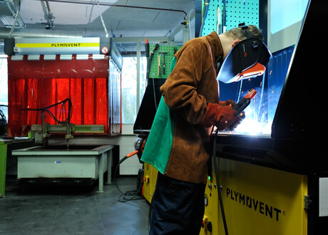 scholen-aan-zee_student-welding-using-draftmax-for-welding-fumes-axtraction-with-flexhood-in-the-background